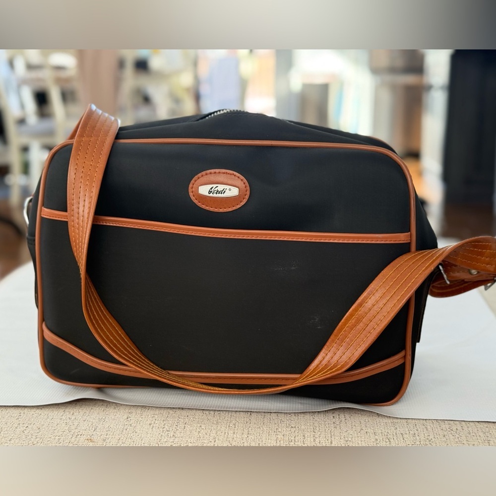 Verdi Black Sturdy Leather Travel Bag w Tan Accents & lock Snap made in Taiwan